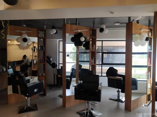 Mirrors unisex hair studio, Ahmedabad - Photo 5