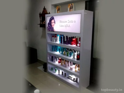Head Turners Bridal Makeup & Unisex Hair Salon, Bhubaneswar - Photo 8