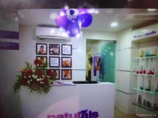 Naturals unisex Bridal Salon Makeover Hairstylist Specialist ekkaduthangal, Chennai - Photo 5