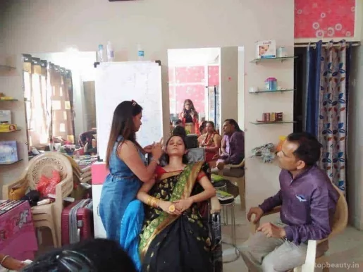 Rekha Verma Mekup and Hair Artist, Delhi - Photo 6