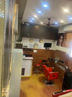 Saloni makeup hair and beauty studio :Salon in saket, Delhi - Photo 3