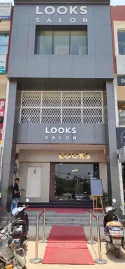 Looks Salon, Gurgaon - Photo 7