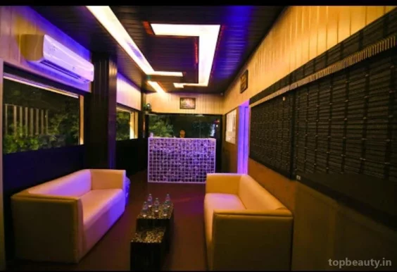 The Looks Luxury Salon & Spa, Nagpur - Photo 6