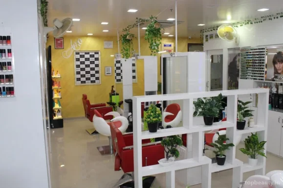 Amo's - Unisex Salon in Kharadi (Pune) Global Hair Color, Hair Smoothening, Facial, Manicure, Pedicure, Hair Style | Keratine Treatment, Pune - Photo 1