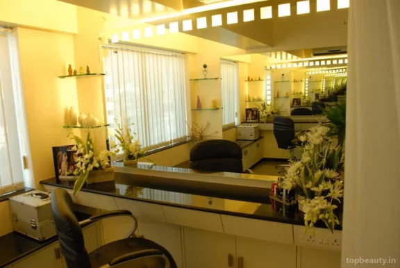 Mona's Beauty Clinic & Hair Studio, Vadodara - Photo 5