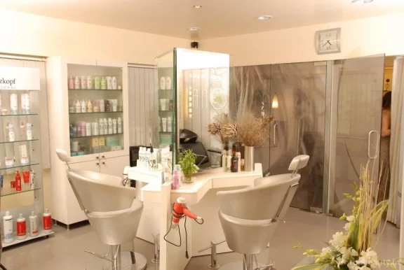 Mona's Beauty Clinic & Hair Studio, Vadodara - Photo 4