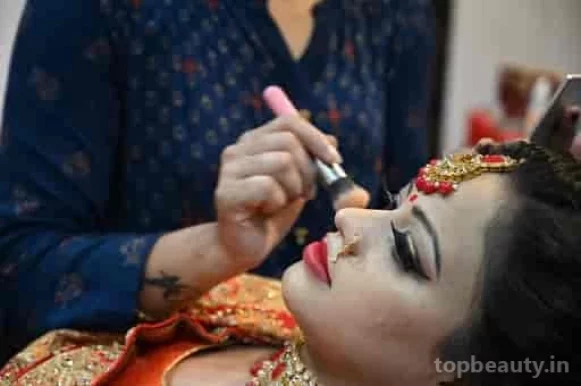 Attractive beauty parlor, Varanasi - Photo 2